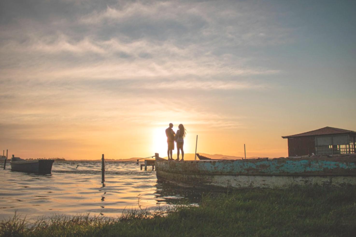 Familien beim gemeinsamen Lernen in entspannter Atmosphäre
